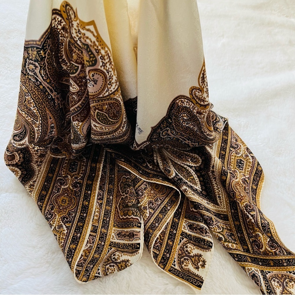 42”x42” Vintage Large Silk Echo Shawl. - Picture 7 of 11